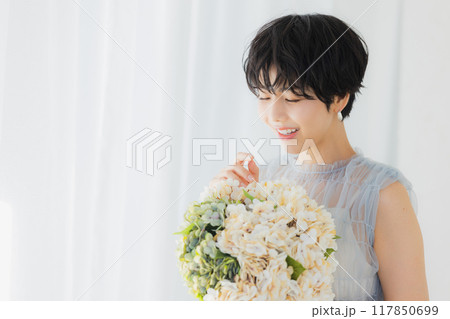 花束を持つ若い女性  117850699