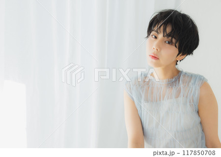 ショートヘアの女性のビューティイメージ  117850708