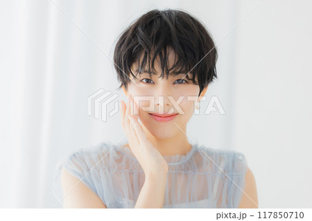 ショートヘアの女性のビューティイメージ ショートヘアの女性のビューティイメージ 117850710