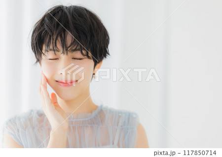 ショートヘアの女性のビューティイメージ ショートヘアの女性のビューティイメージ 117850714
