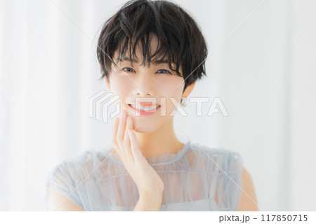 ショートヘアの女性のビューティイメージ  117850715