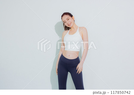 スポーツウェアの女性 117850742