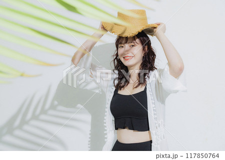夏のリゾートの若い女性 夏のリゾートの若い女性 117850764