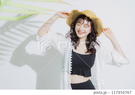 夏のリゾートの若い女性 夏のリゾートの若い女性 117850767