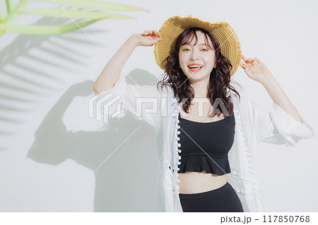 夏のリゾートの若い女性 117850768