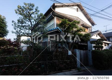 庭つき一軒家、二階建ての和風建築 庭つき一軒家、二階建ての和風建築 117850780