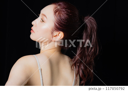 ポニーテールの女性 　 117850792