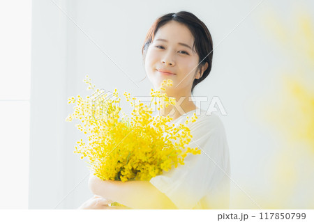 ミモザの花束を持つ女性　 117850799