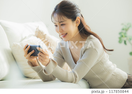 ソファでリラックスする女性 ソファでリラックスする女性 117850844