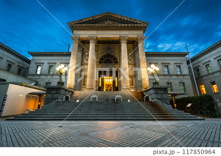 街燈が灯りだした大阪府立中之島図書館正面玄関、7月10日、日本 117850964