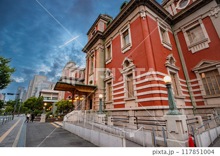 赤壁が引き立つ中之島の中央公会堂の土佐堀川沿い、7月10日、日本 117851004