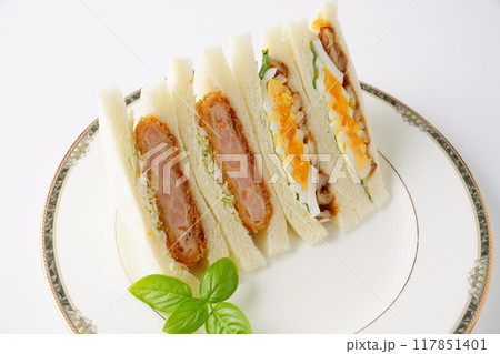 海老カツサンドと玉子チキンサンド 117851401