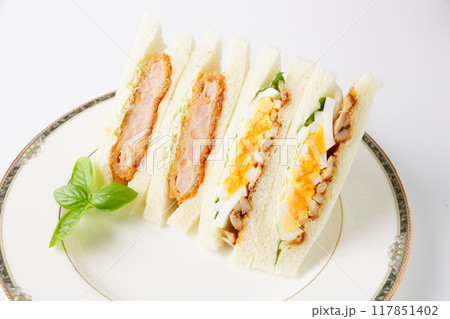 海老カツサンドと玉子チキンサンド 117851402