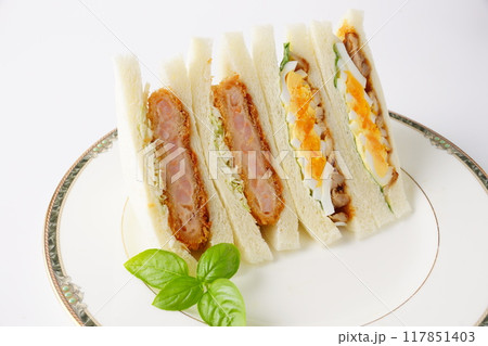 海老カツサンドと玉子チキンサンド 117851403