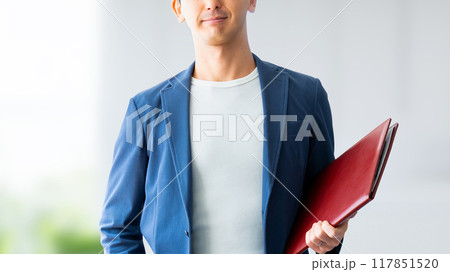 ファイルを持つ男性ビジネスマン 117851520