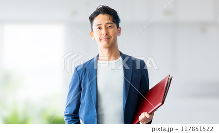 ファイルを持つ男性ビジネスマン 117851522