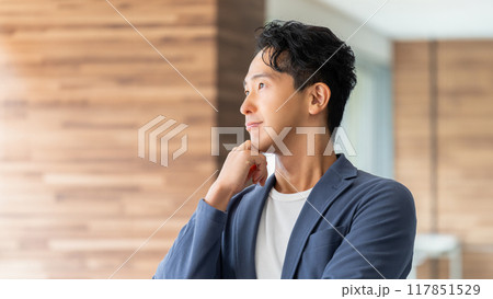 考えごとをする男性ビジネスマン 117851529