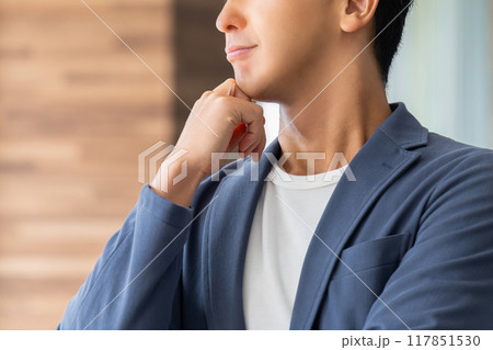 考えごとをする男性ビジネスマン 考えごとをする男性ビジネスマン 117851530