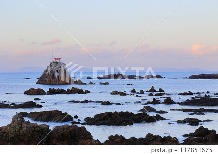 牛之浜景勝地　朝のマジックアワー　背景には甑島 117851675