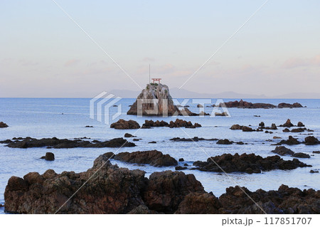 牛之浜景勝地　朝のマジックアワー　背景には甑島 117851707