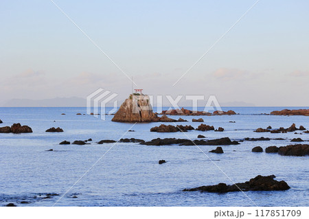 牛之浜景勝地　朝のマジックアワー　背景には甑島 117851709