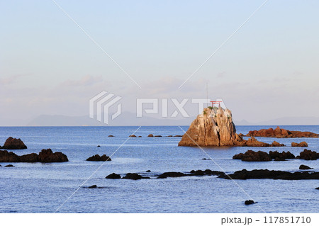 牛之浜景勝地　朝のマジックアワー　背景には甑島 117851710