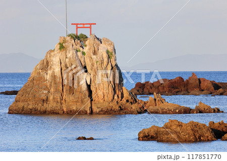 牛之浜景勝地　朝日を浴びる雀瀬の鳥居 117851770