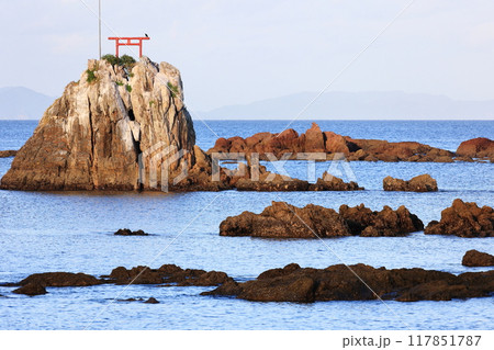 牛之浜景勝地 朝日を浴びる雀瀬の鳥居 牛之浜景勝地 朝日を浴びる雀瀬の鳥居 117851787