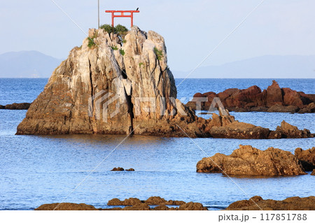 牛之浜景勝地　朝日を浴びる雀瀬の鳥居 117851788
