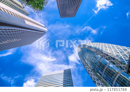 日本の東京都市景観 航空機や東京モード学園コクーンタワー、損保ジャパン…などを望む＝8月20日 117851789