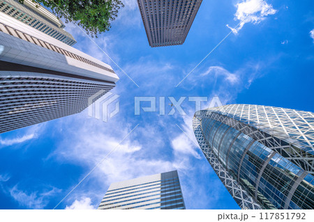 日本の東京都市景観 航空機や東京モード学園コクーンタワー、損保ジャパン…などを望む＝8月20日 117851792