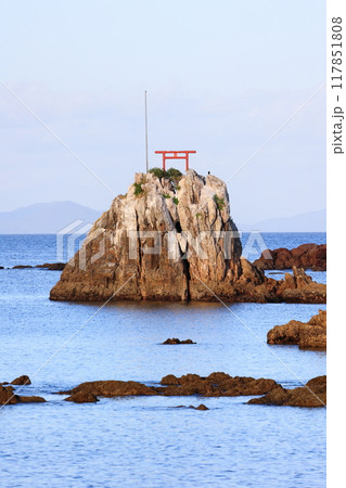 牛之浜景勝地 朝日を浴びる雀瀬の鳥居 牛之浜景勝地 朝日を浴びる雀瀬の鳥居 117851808