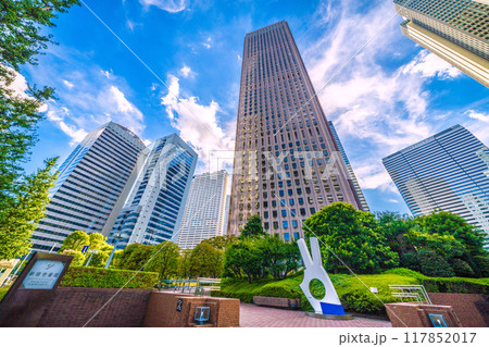 日本の東京都市景観 8月。新宿壱番街や新宿センタービル、工学院大学などを望む＝20日 117852017