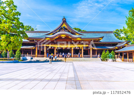日本の寒川都市景観　相模國一之宮 寒川神社・御本殿などを望む＝令和6年7月21日 117852476