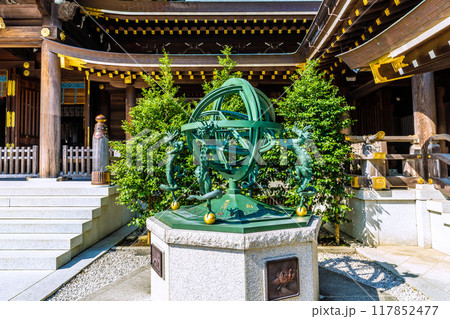 日本の寒川都市景観　相模國一之宮 寒川神社。方位盤と渾天儀…奥は御本殿＝令和6年7月21日 117852477