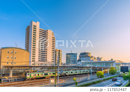 日本の藤沢都市景観 7月。東海道本線 辻堂駅や電車・オレンジ色と緑ラインの湘南色などを望む=21日 日本の藤沢都市景観 7月。東海道本線 辻堂駅や電車・オレンジ色と緑ラインの湘南色などを望む=21日 117852487