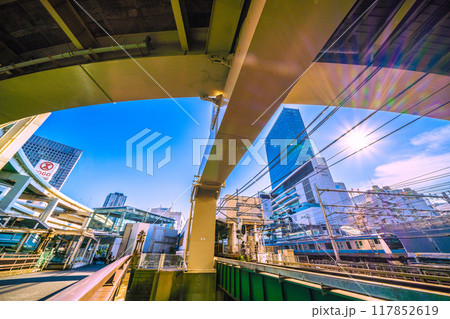 日本の横浜都市景観　横浜駅や電車などを望む。右上はJR横浜タワー＝令和6年8月4日 117852619