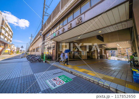 日本の千葉都市景観 千葉市中央区長洲の本千葉駅などを望む＝令和6年8月12日 117852650