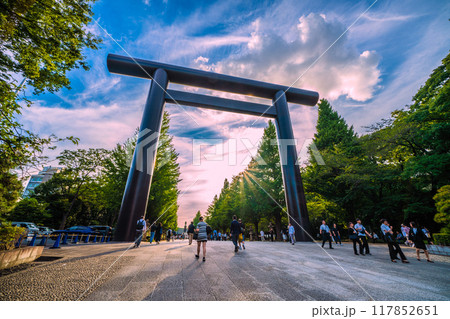 日本の東京都市景観終戦の日…悲劇を繰り返さない…マ姿は消えた…猛暑の中、靖国神社を訪れた人たち=8月 日本の東京都市景観終戦の日…悲劇を繰り返さない…マ姿は消えた…猛暑の中、靖国神社を訪れた人たち=8月 117852651