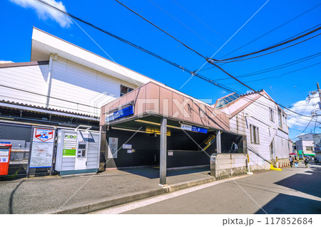 日本の横浜都市景観 8月。SOTETSU 西谷駅 南口などを望む。出入口わきにあるのは宅配便ロッカー 日本の横浜都市景観 8月。SOTETSU 西谷駅 南口などを望む。出入口わきにあるのは宅配便ロッカー 117852684