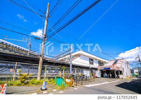 日本の横浜都市景観 8月。SOTETSU 西谷駅 南口。駅前のダイチャリなどを望む 日本の横浜都市景観 8月。SOTETSU 西谷駅 南口。駅前のダイチャリなどを望む 117852685
