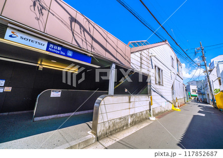 日本の横浜都市景観 8月。SOTETSU 西谷駅 南口などを望む 日本の横浜都市景観 8月。SOTETSU 西谷駅 南口などを望む 117852687