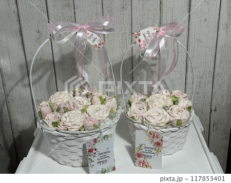Marshmallows in a baskets. Marshmallow flowers. Homemade marshmallows. The inscription on the tag in Russian Made with love and Thank you for your invaluable work. Marshmallows in a baskets. Marshmallow flowers. Homemade marshmallows. The inscription on the tag in Russian Made with love and Thank you for your invaluable work. 117853401