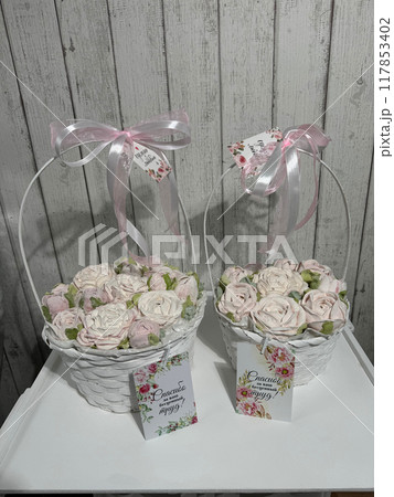 Marshmallows in a baskets. Marshmallow flowers. Homemade marshmallows. The inscription on the tag in Russian Made with love and Thank you for your invaluable work. 117853402