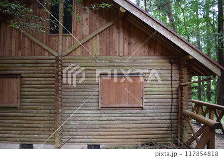 森林内に建つログハウス 117854818