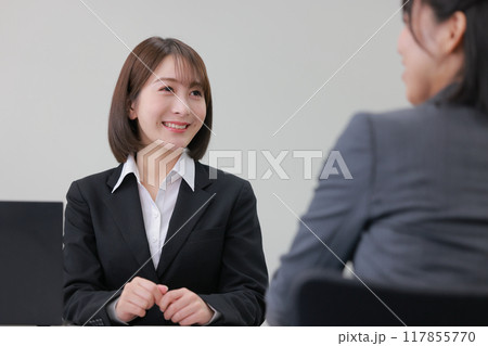 穏やかな笑顔でお客様の要望を聞くアドバイザー女性_2 穏やかな笑顔でお客様の要望を聞くアドバイザー女性_2 117855770