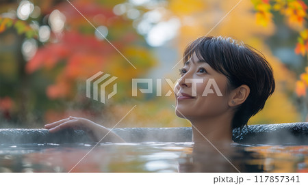 湖畔で楽しむ母と子の秋 湖畔で楽しむ母と子の秋 117857341