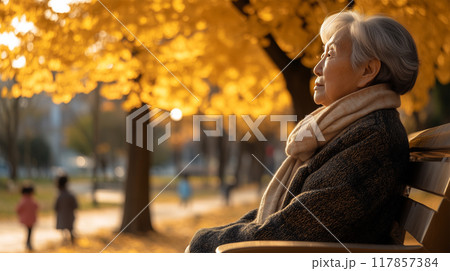 銀杏の木陰に座る女性 銀杏の木陰に座る女性 117857384
