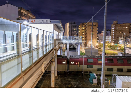 大雨による運休で共和駅に回送されたサンライズエクスプレス 117857548