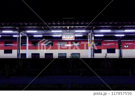 大雨による運休で共和駅に回送されたサンライズエクスプレス 117857550